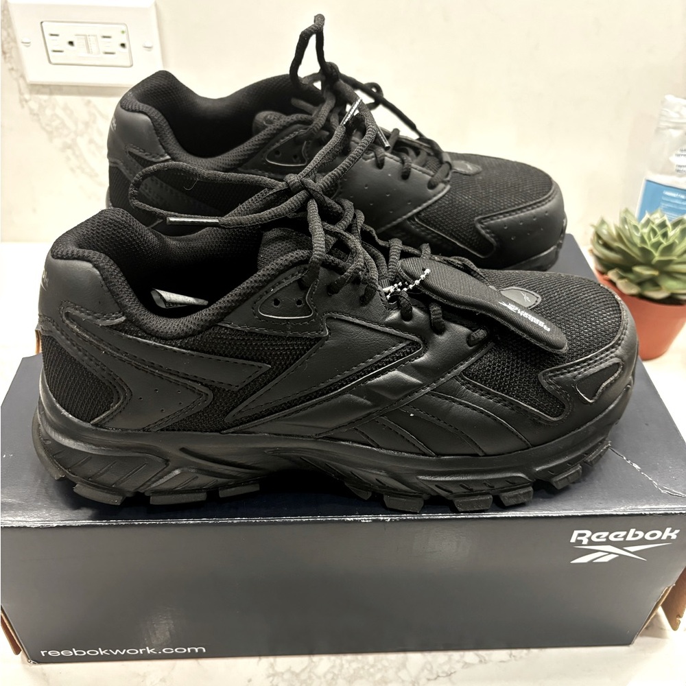 Reebok men’s size 7.5 trail running work shoe 👞